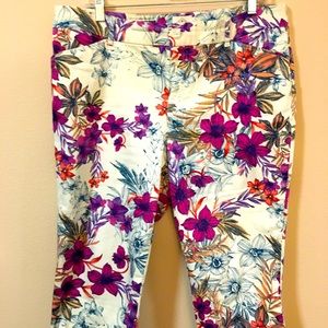 LIKE NEW FLORAL CROP PANTS/ CAPRI BEAUTIFUL PRINTS MULTICOLORED